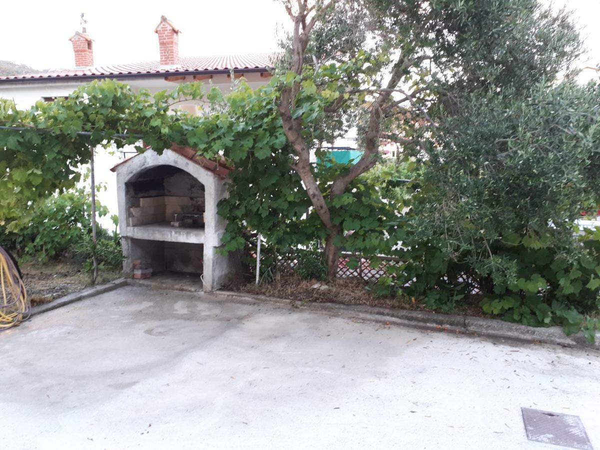 Ivaana Apartment Banjol Exterior photo